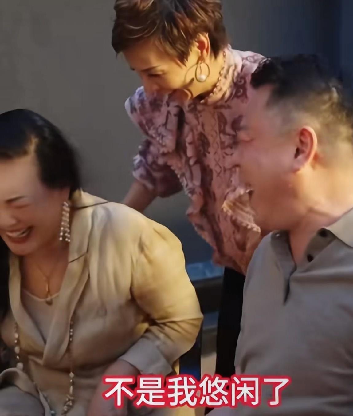 张兰笑着调侃自己是来刷“存在感”的！
一大早张兰来到汪小菲公司的办公室楼下，安总
