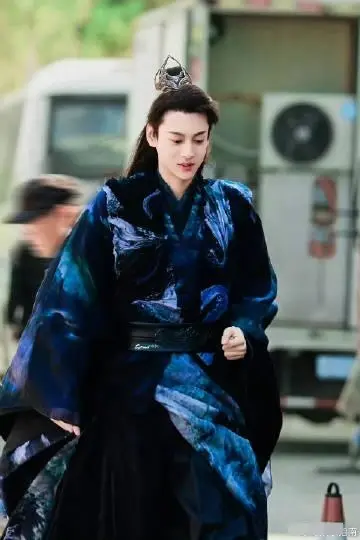 田栩宁古装造型释出，怎么看起来像魔界的装扮
你觉得适合内娱古偶男主吗