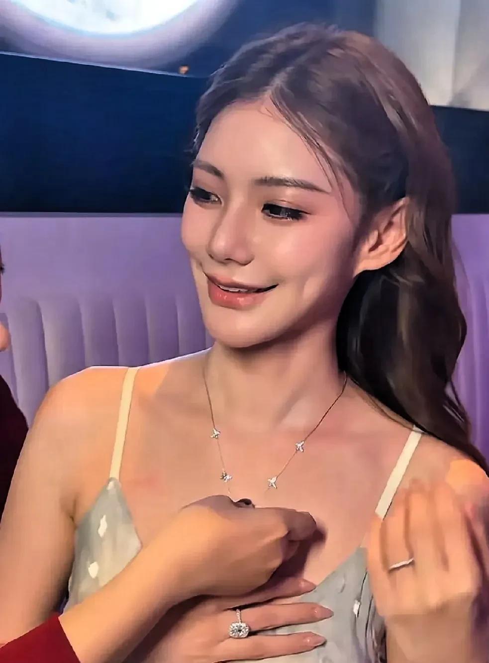 马筱梅生日收八万项链 张兰女儿们互动引猜测 网友热议豪门生存术
今天网上都在传马