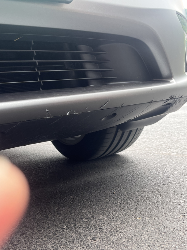 Modely提车半个月地盘剐蹭划痕
提车半个月一血了，路面太窄盲目相信雷达掉头蹭