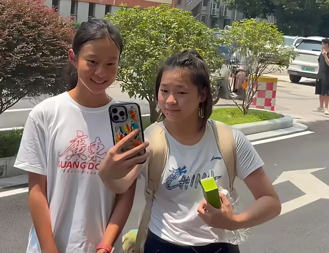 哈哈，婵宝今天在追她的星
我们粉丝们追婵宝
然而婵宝自己也是别人的粉丝
这