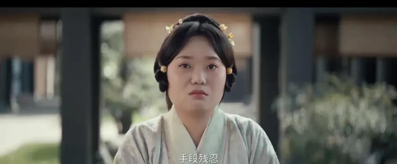 李雪琴不适合当演员，录个综艺还有点包袱，说脱口秀逗人开心，她却非要当演员。
当演