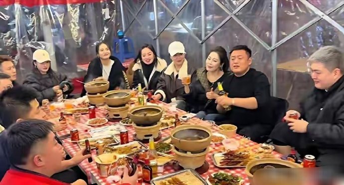 赵本山儿子请客吃砂锅，赵一楠染一头黄发，宋晓峰喝到脸泛红 ​​​