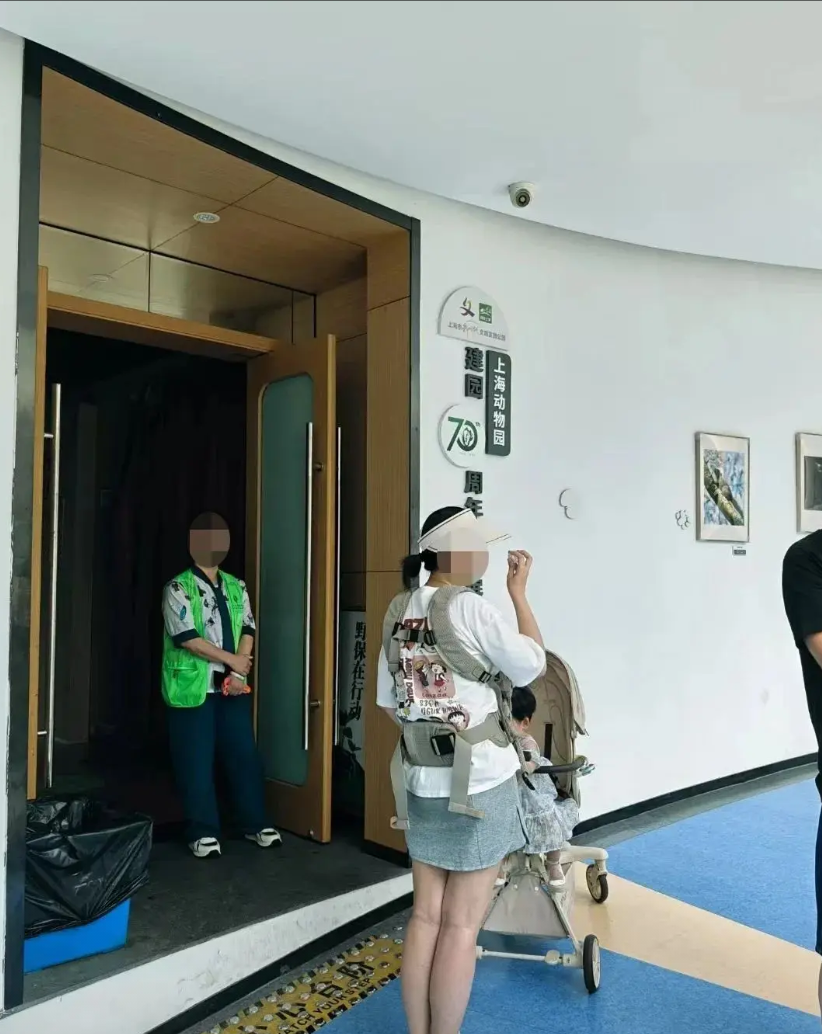 上海，34℃高温天，一对夫妇抱着饿哭的10个月婴儿冲进上海动物园科学教育馆，却被