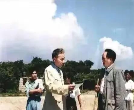 1954年，毛主席、刘主席在北戴河。[祈祷][祈祷][祈祷][玫瑰][福][福]