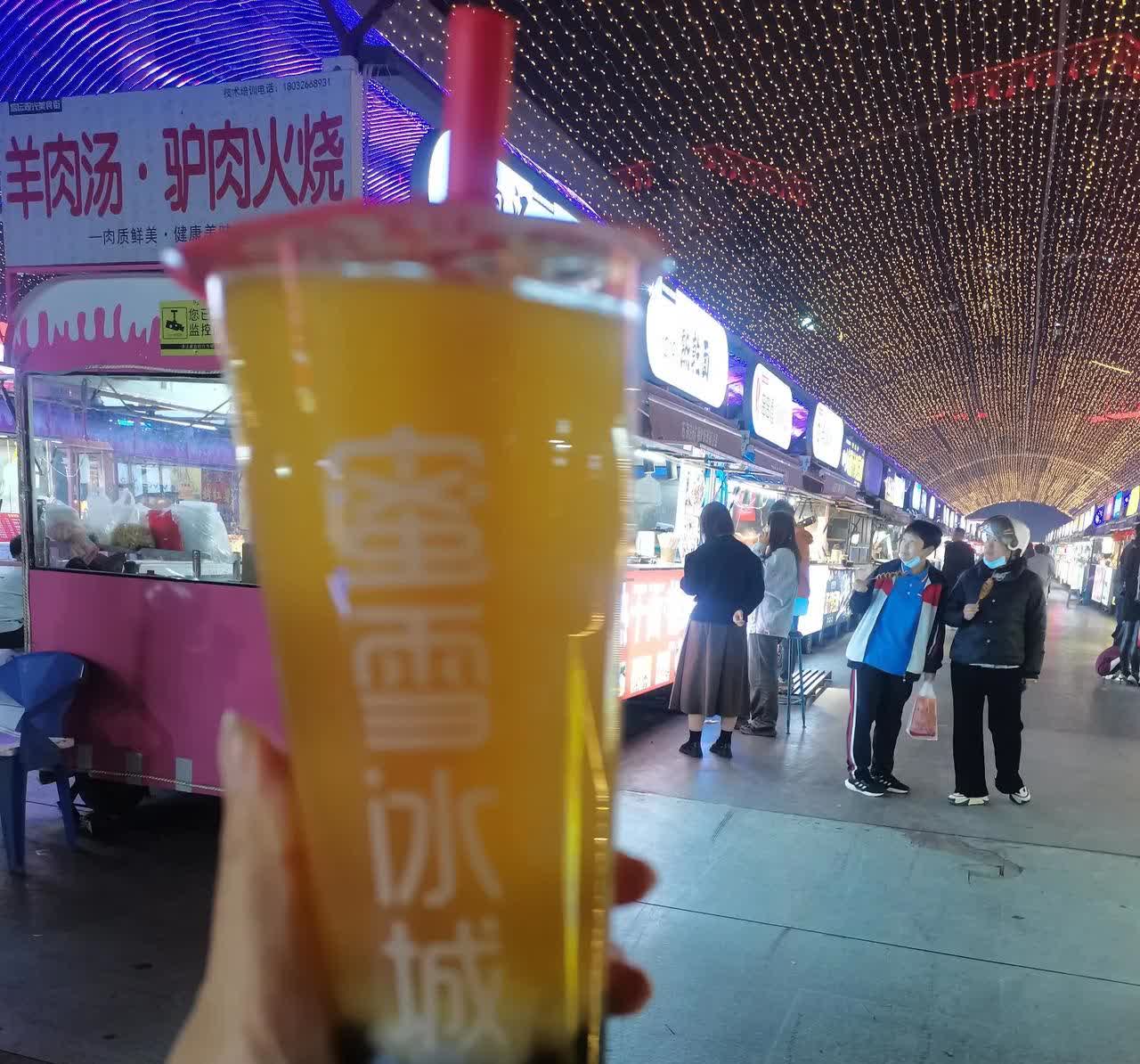 最近真是热闹，简直就是王炸，
一个接一个，全是跟吃有关。

先是蜜雪冰城上