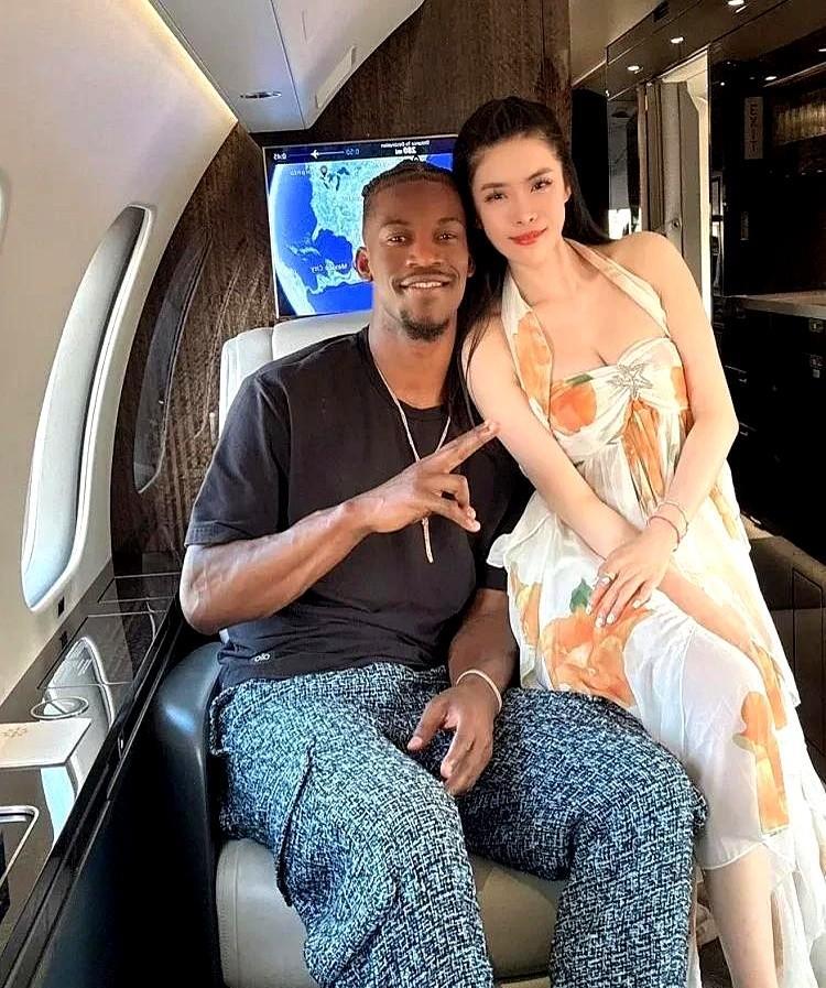 不得不佩服，巴特勒真的太硬了！
最近有网友拍到他和国内美女牌手布兰妮坐着私人飞机