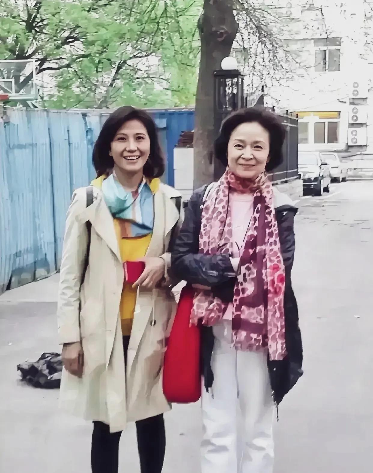 右边是是老戏骨刘莉莉一直活跃在屏幕上，左边是谁啊！看不出来吧！也忘不了她的名字，