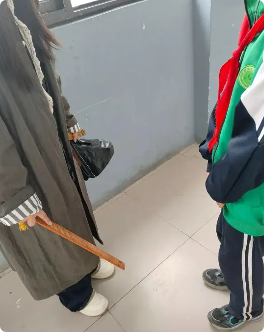 老师拿戒尺惩罚学生，妈妈质问老师：我给你这个权利了吗？
        办公室正
