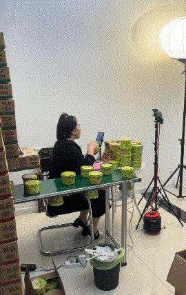 这就是大家认为的直播带货工厂直销！商家为了能卖出东西，真的是无所不用其极，大家都