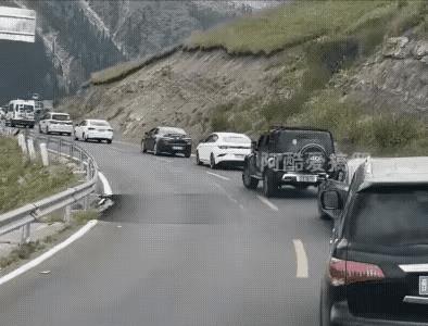 开车看人品，在公路上行驶的三辆车，一个侠义，一个狭隘，还有一辆车仁义。
盘山公路