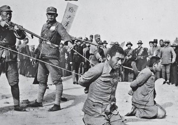1951年，广西一名土匪被判死刑，在执行枪决前夕，他拿出一小瓶药水交给了狱警，没