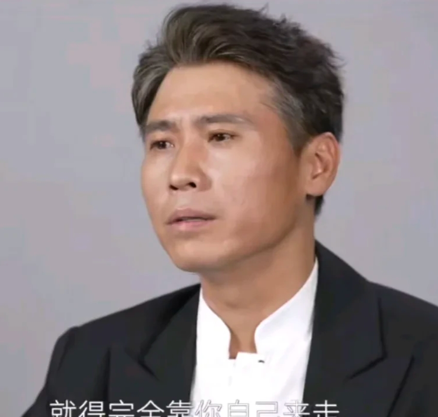 演员李乃文说，
我算是被我母亲半威逼利诱的干上这行的。因为我母亲是个演员，她可能