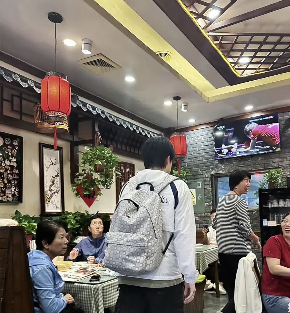 这哥们是衣服品牌宣传kpi没完成赶进度呢背着小书包进进出出的，还是马上中满让有心
