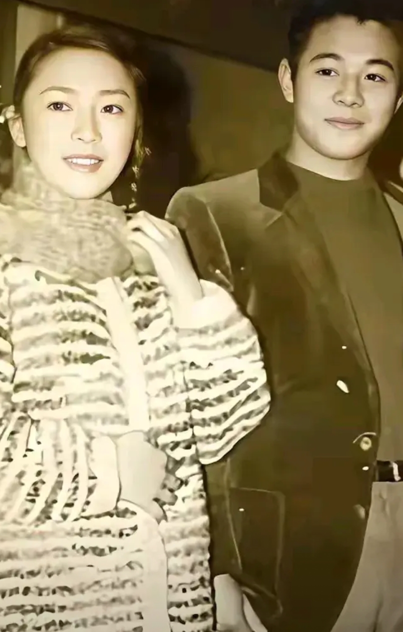 李连杰一定是爱过黄秋燕的，这么美的女人是他的初恋结发妻，他不可能没爱过。只是后来