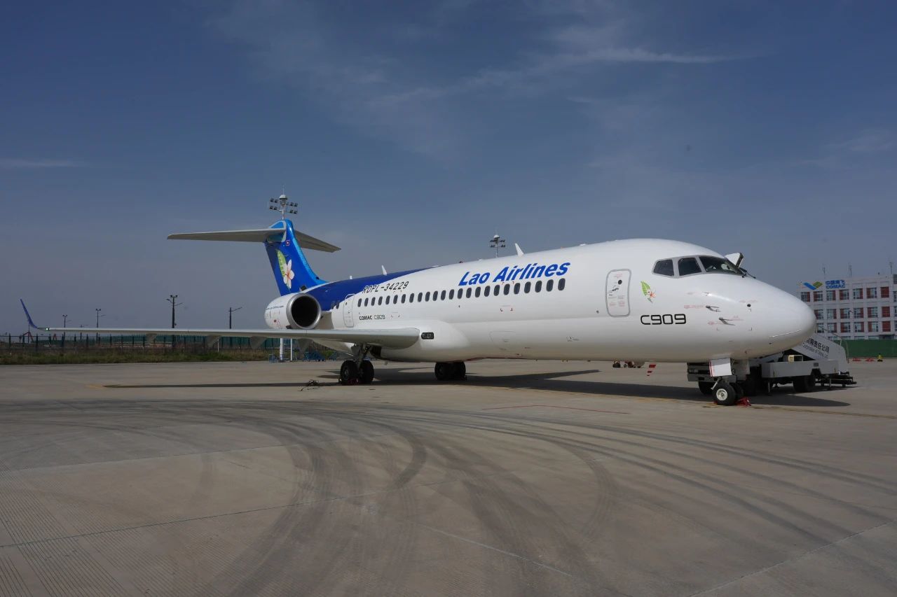 C909飞机首次交付老挝航空