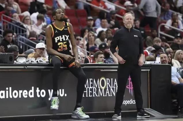 本赛季NBA常规赛已经结束，太阳队官宣解雇主教练布登霍尔泽。球队战绩太差，和球队