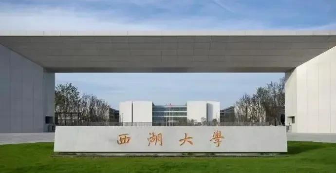 677分考生北大面试接到神秘电话？转头选了民办院校！
近日，重庆一位快递员的儿子