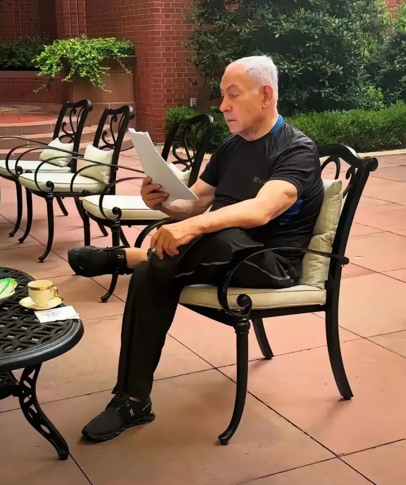 以色列（当局）到底错哪儿啦？
以色列错在它不断蚕食曾给它生存之地的巴勒斯坦人民，