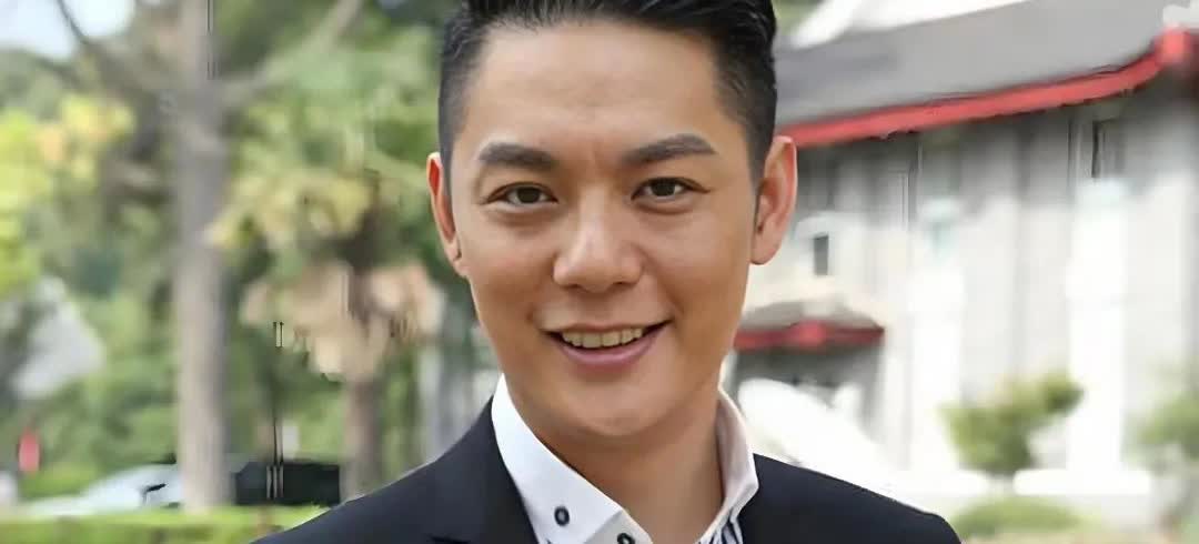 当红时抛弃前妻，前妻比小三漂亮多了，可惜命不好被抛弃，在娱乐圈这样的事太多了，不