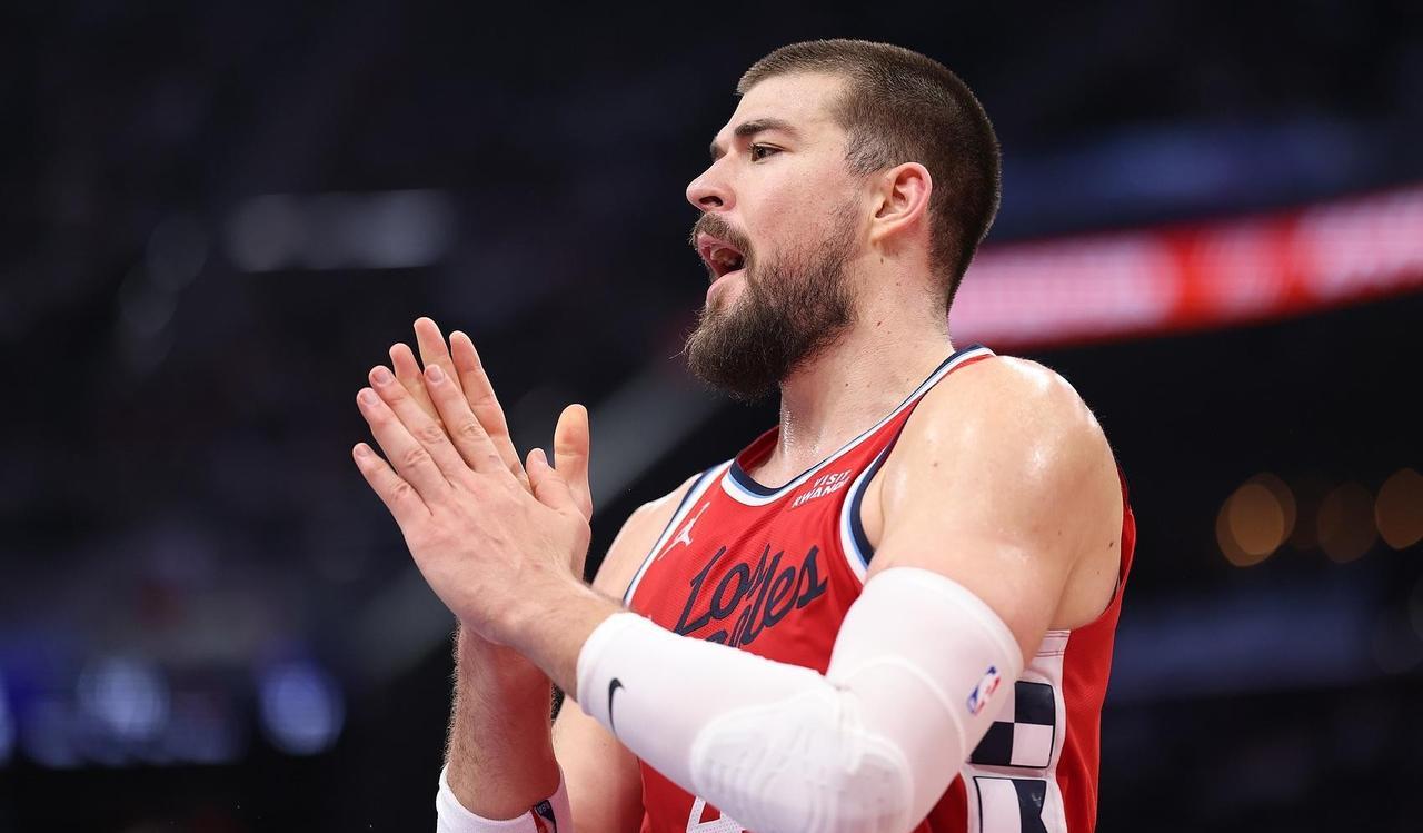 祖巴茨挑差队复出，祖巴茨这小子很精，知道绿军内线太差，明天他能化身祖尼尔，挽回一