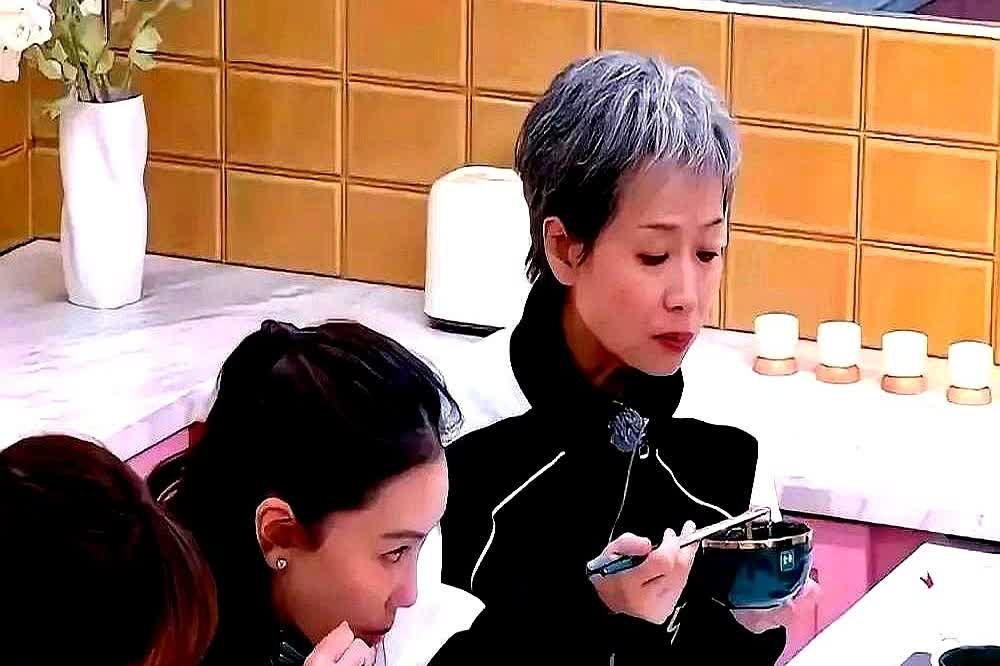 60岁叶童在《浪姐6》里一顿操作，直接把观众看傻眼！

节目里其他姐姐抢着吃