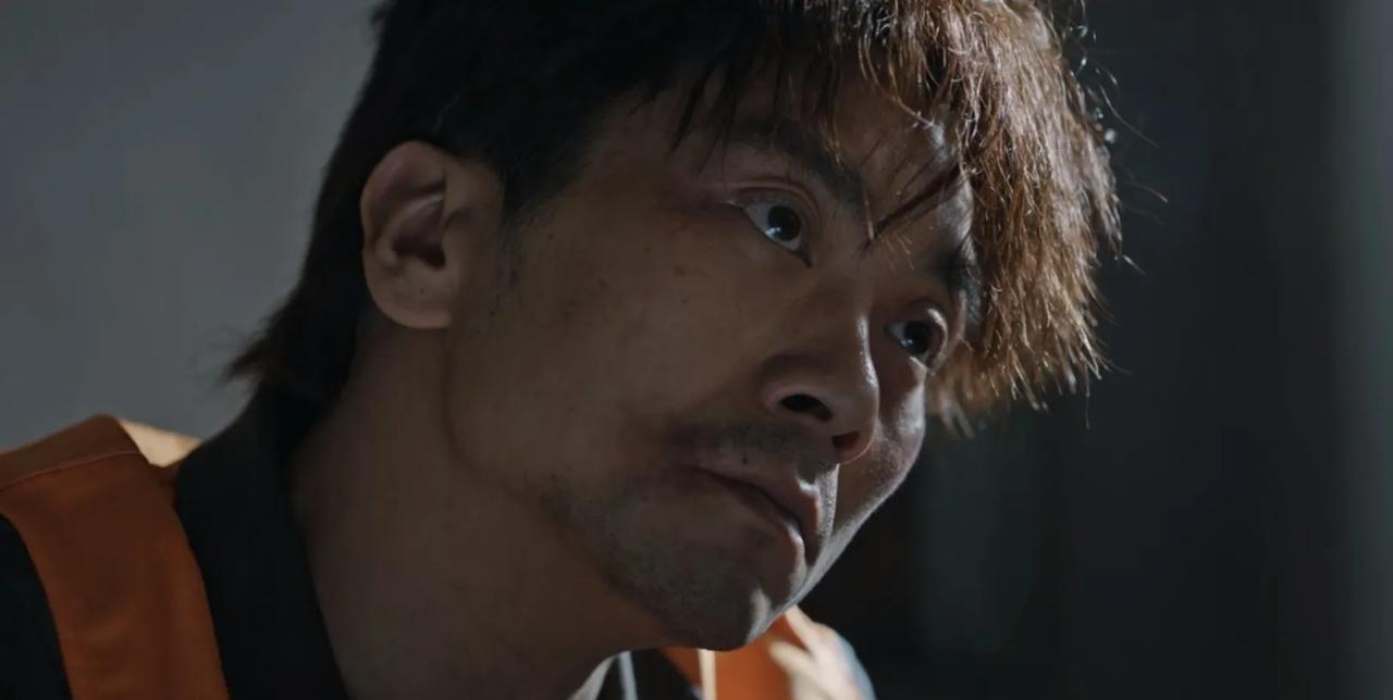 《利剑玫瑰》根据青皮提供的线索，邓妍很快就锁定了嫌疑人黄川与贾岩。
黄川就是老黄