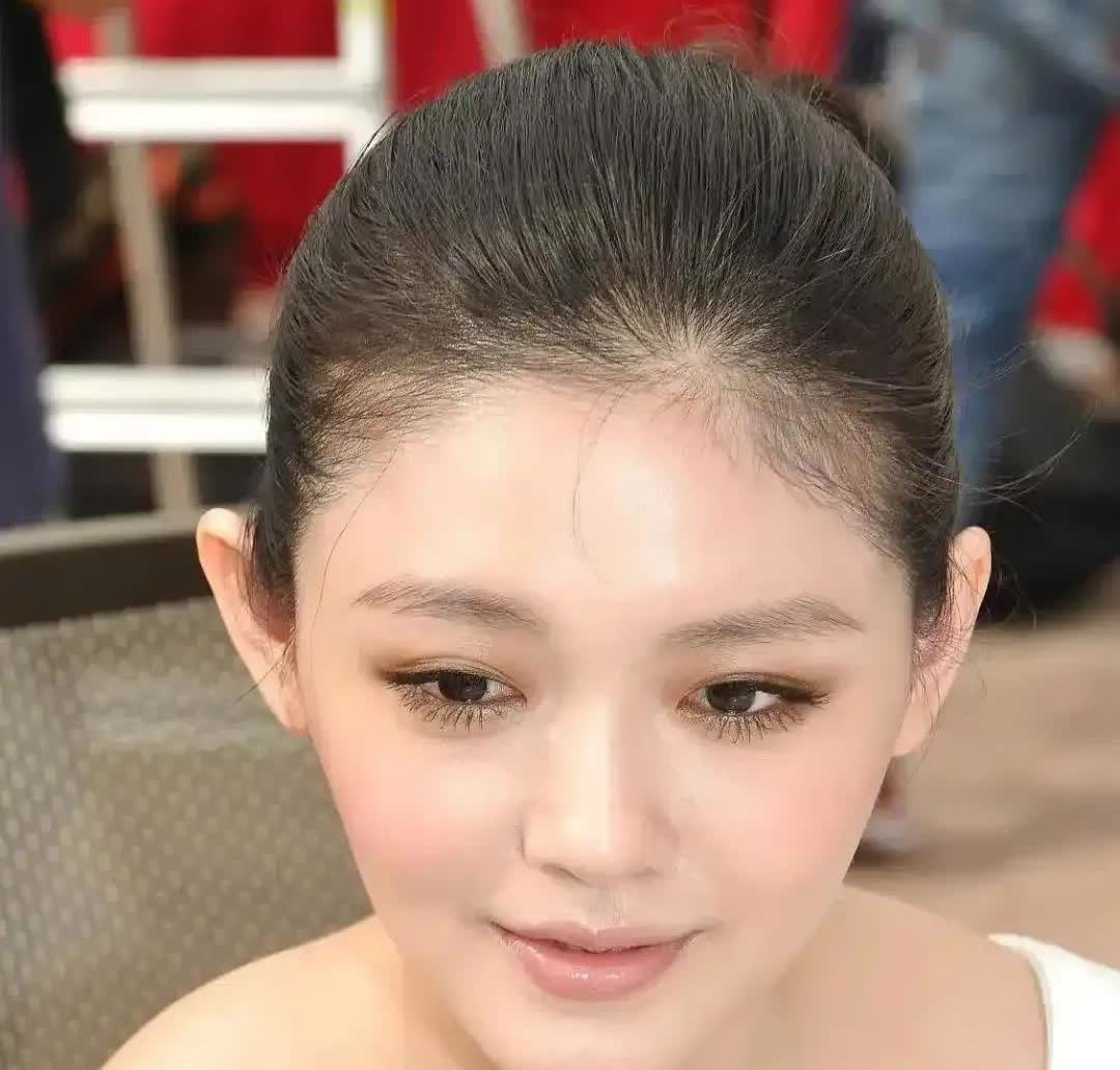 张兰直播间再放大招！📢
👉 暂停儿子直播搞"去情绪化"管理，网友调侃："战