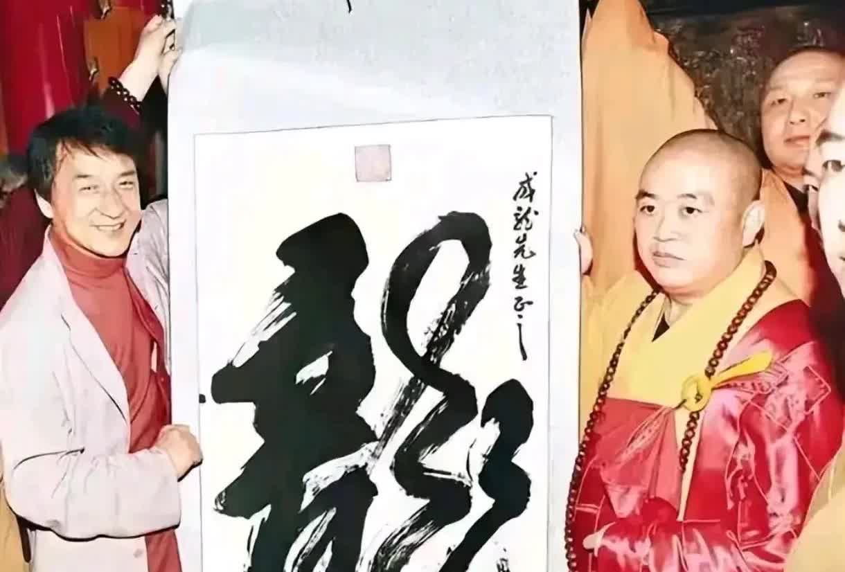 一觉醒来，成龙塌天。
现在的成龙大哥，最想删除的应该就是这张照片了。
少林方