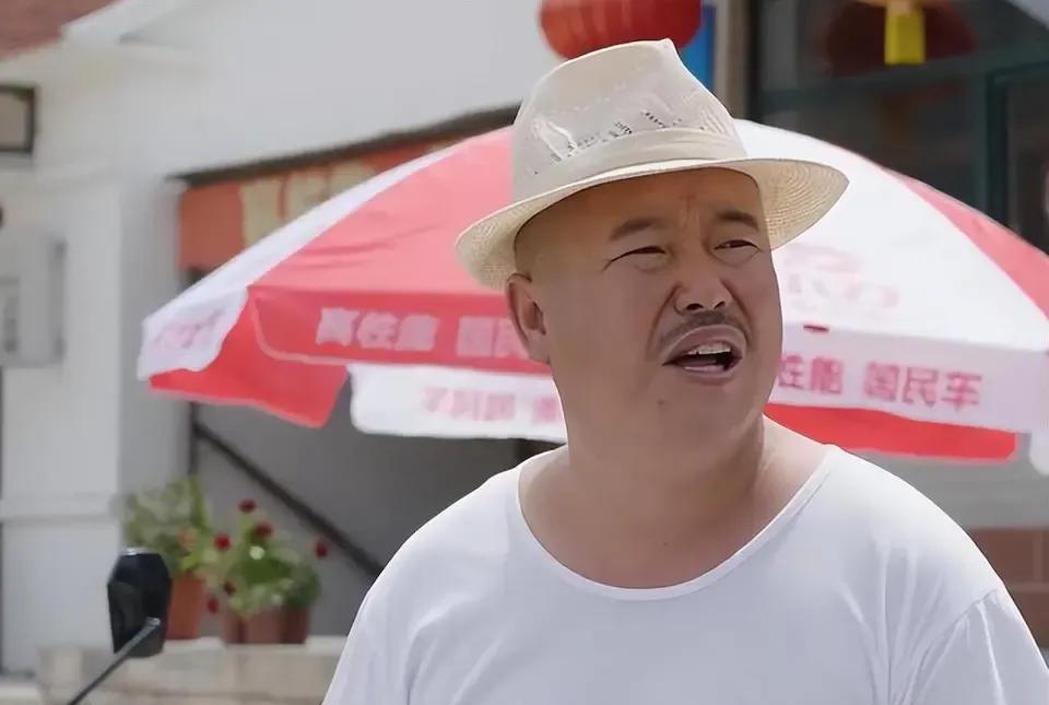 《从〈传〉中窥见：赵本山何以成喜剧天花板》
在喜剧艺术的浩瀚星空中，赵本山宛如一