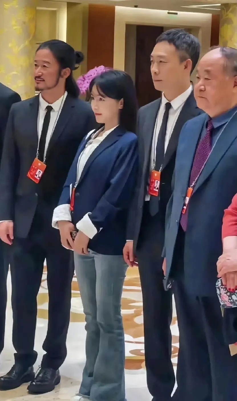 李子柒也是出息了，这张合影可以吹嘘一辈子了吧！
看看旁边都有谁，都是大佬啊，有吴