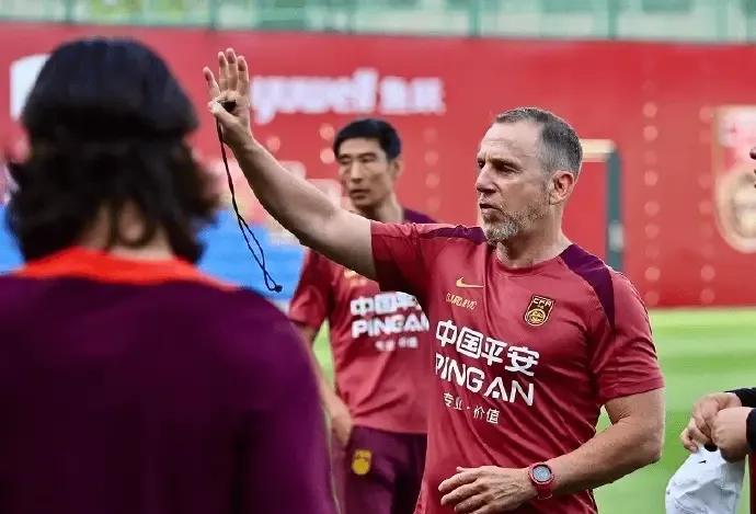 中国足球的主教练人选，还要继续悬空一阵，久尔杰维奇在东亚杯之后，放弃了竞选中国足