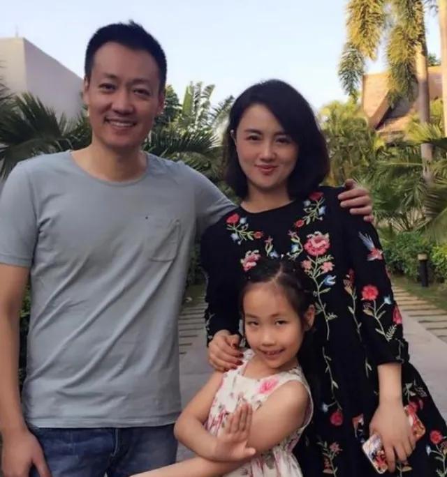 主持人问朱媛媛：“如果有第三者怎么办？”朱媛媛回答得很实在：“要看第三者是不是比