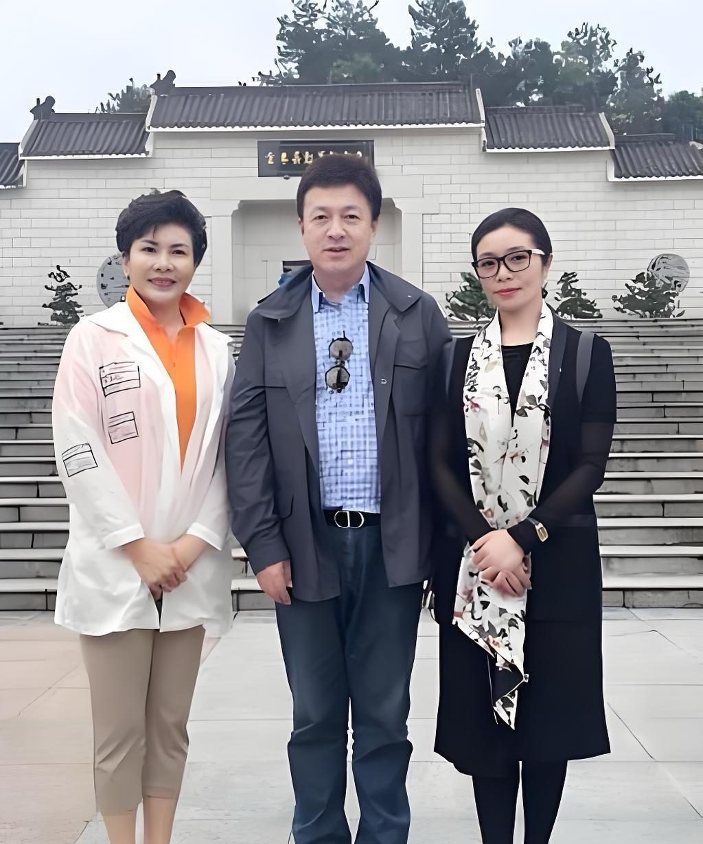 #合照留念#
中间是著名歌唱家吕继宏，
右边是李丹阳，
左边的那位你知道是谁吗？