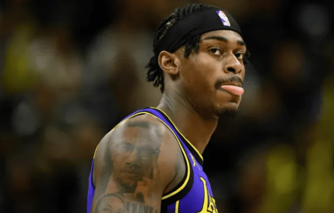 NBA常规赛，湖人主场迎战太阳。
赛前，湖人主教练JJ-雷迪克接受了记者采访，并