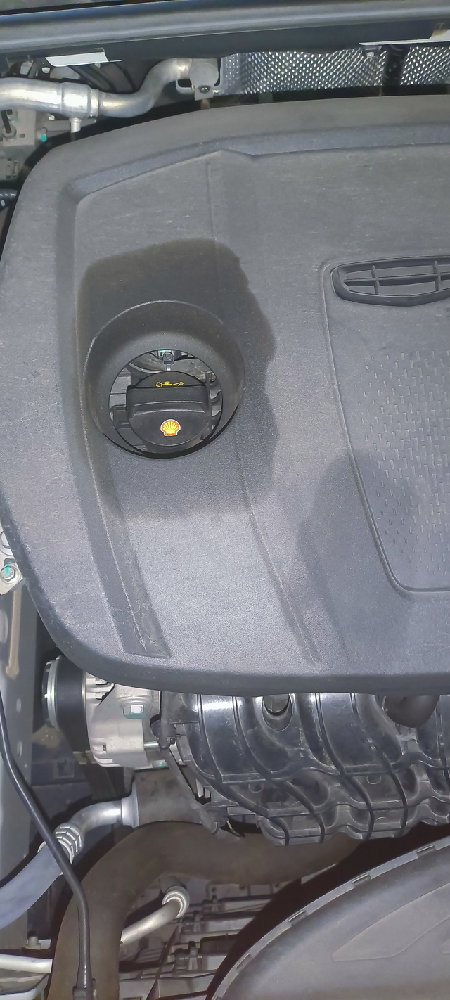 油盖有问题吗
哪位大神能帮我看看这塑料板为什么会湿湿吗？