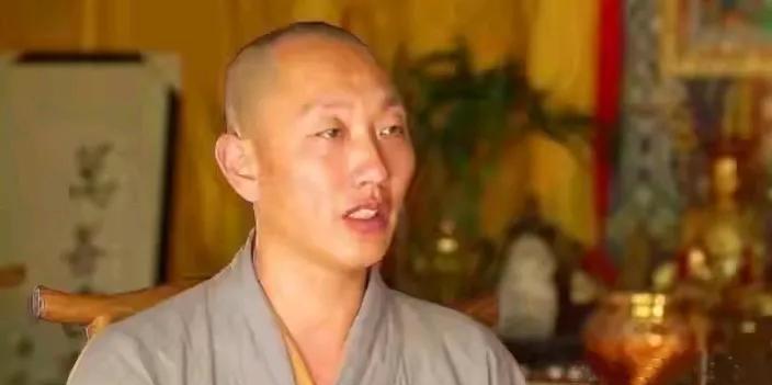 那个曾被百万粉丝喊作“和尚爸爸”的道禄塌房了。他真名叫吴兵，原本是江苏南通的商人