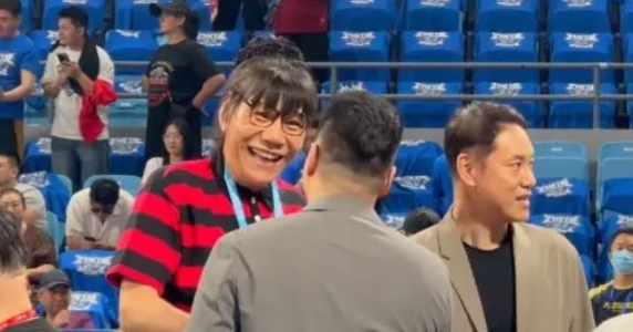 北京和广厦都是全员参战，曾凡博已经可以自己行走，郑海霞前来观看G6比赛。
北京和