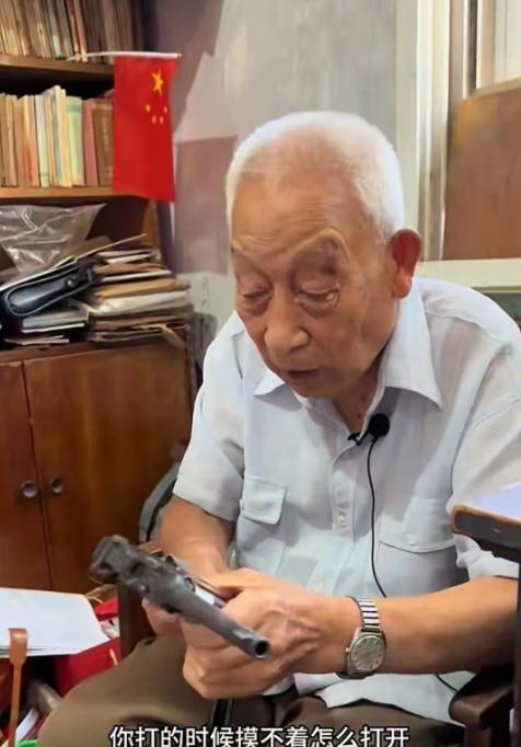 1996年，滕西远私藏两支手枪，民警让他上交，可他却说：“这两支枪，一支是粟裕大