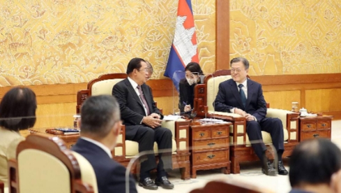 洪森这波，是被泰国一拳打回了现实！什么“和平解决”“握手言和”？放屁！那叫服软，