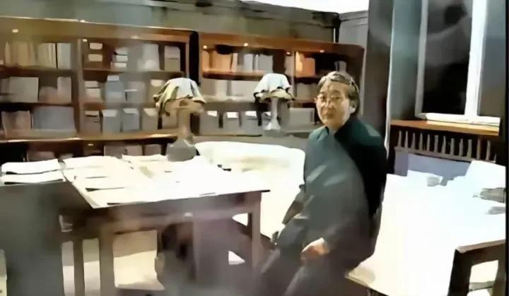 残阳如血，漫过窗棂时，总撞见李敏枯坐的身影。那间屋子还凝着父亲的气息，旧藤椅的纹