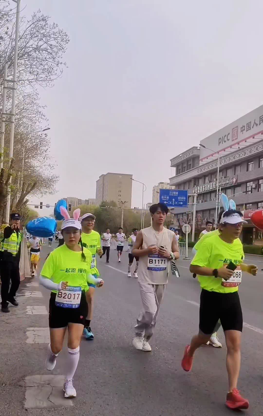 中国新疆吐鲁番2025马拉松纪实。
曾经多少次跌倒在路上，多少次折断过翅膀，如