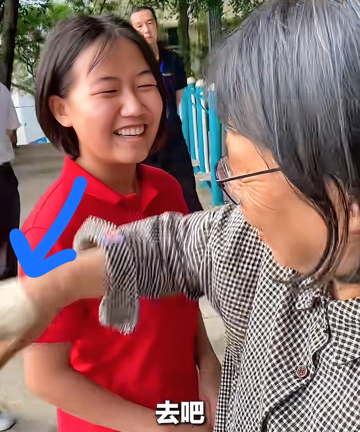 谁能想到？
68 岁的张桂梅，
竟然在大庭广众之下说出这样的话，她紧张地说，“你