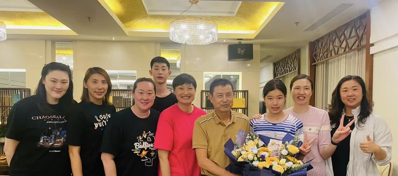 昨天，中国女排助理教练、原黄金一代名将杨昊在社交媒体上发文：又一年相聚，都是欢声