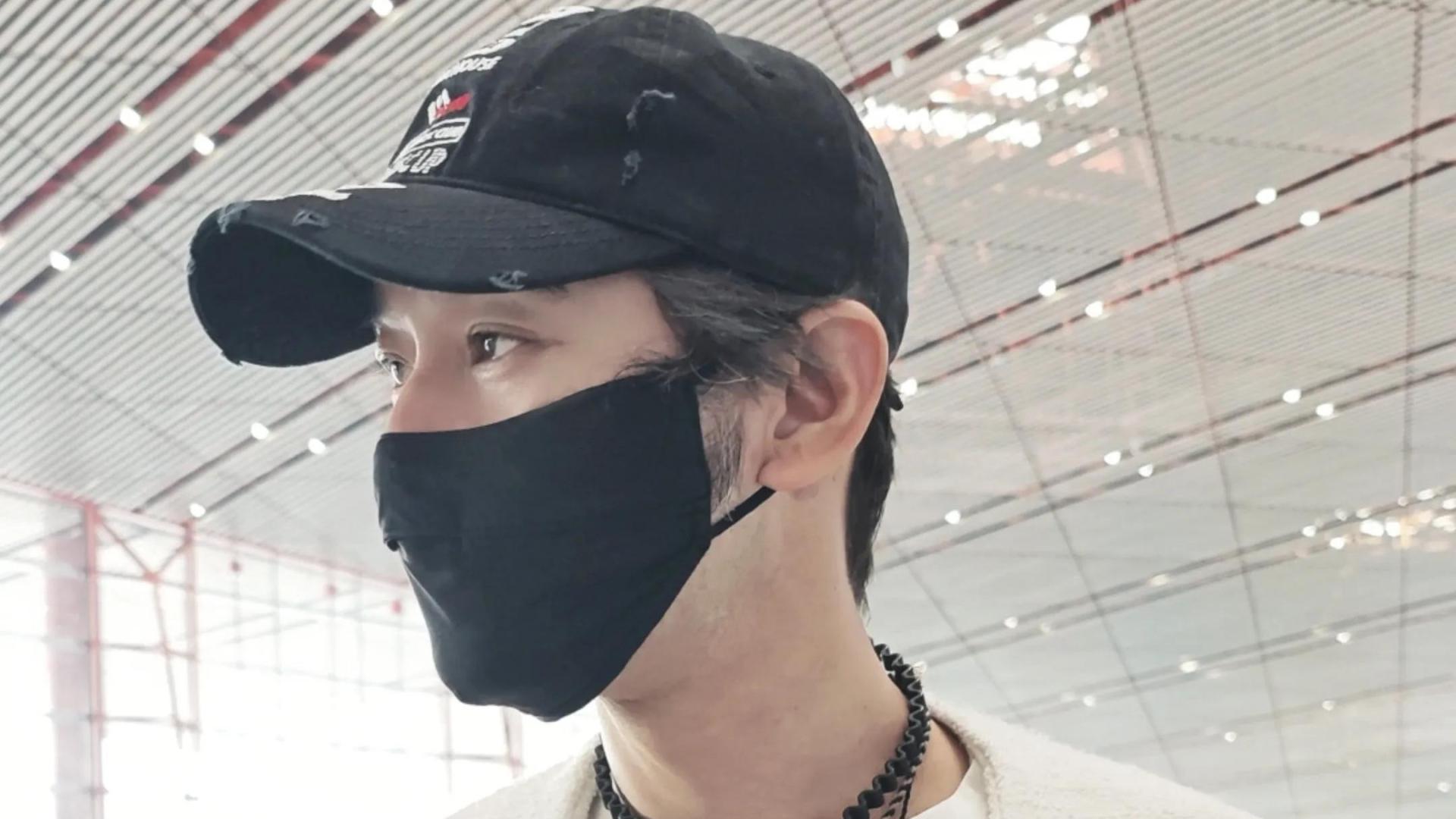 47岁黄晓明机场出行，身穿白T白外套身材佳，只是鬓角有了白头发