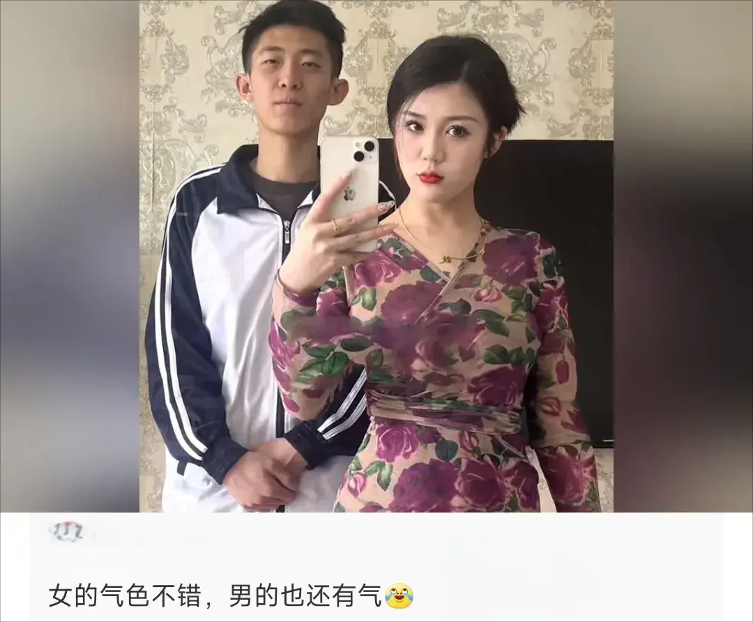 瞧这对拍照的，一句“女的气色不错，男的也还有气” ， 看似夸实则有点调侃那味儿，