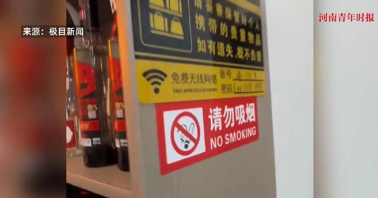 上海，一外籍小哥发现有人在餐厅吸烟，于是主动上前，指着禁烟标识，提示吸烟者不要吸