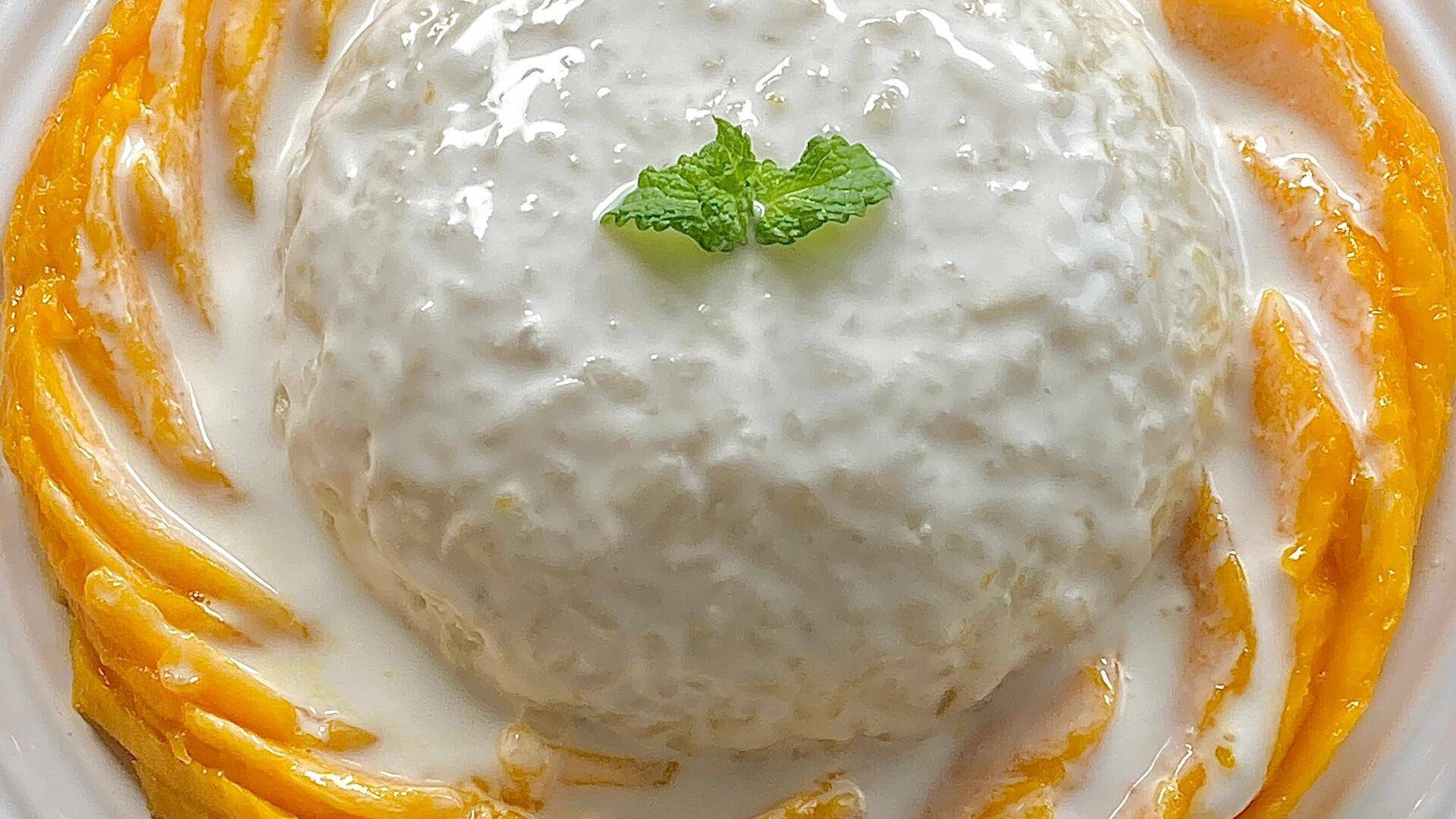 椰香与金芒的夏日恋曲：一碗糯米饭里的热带风情