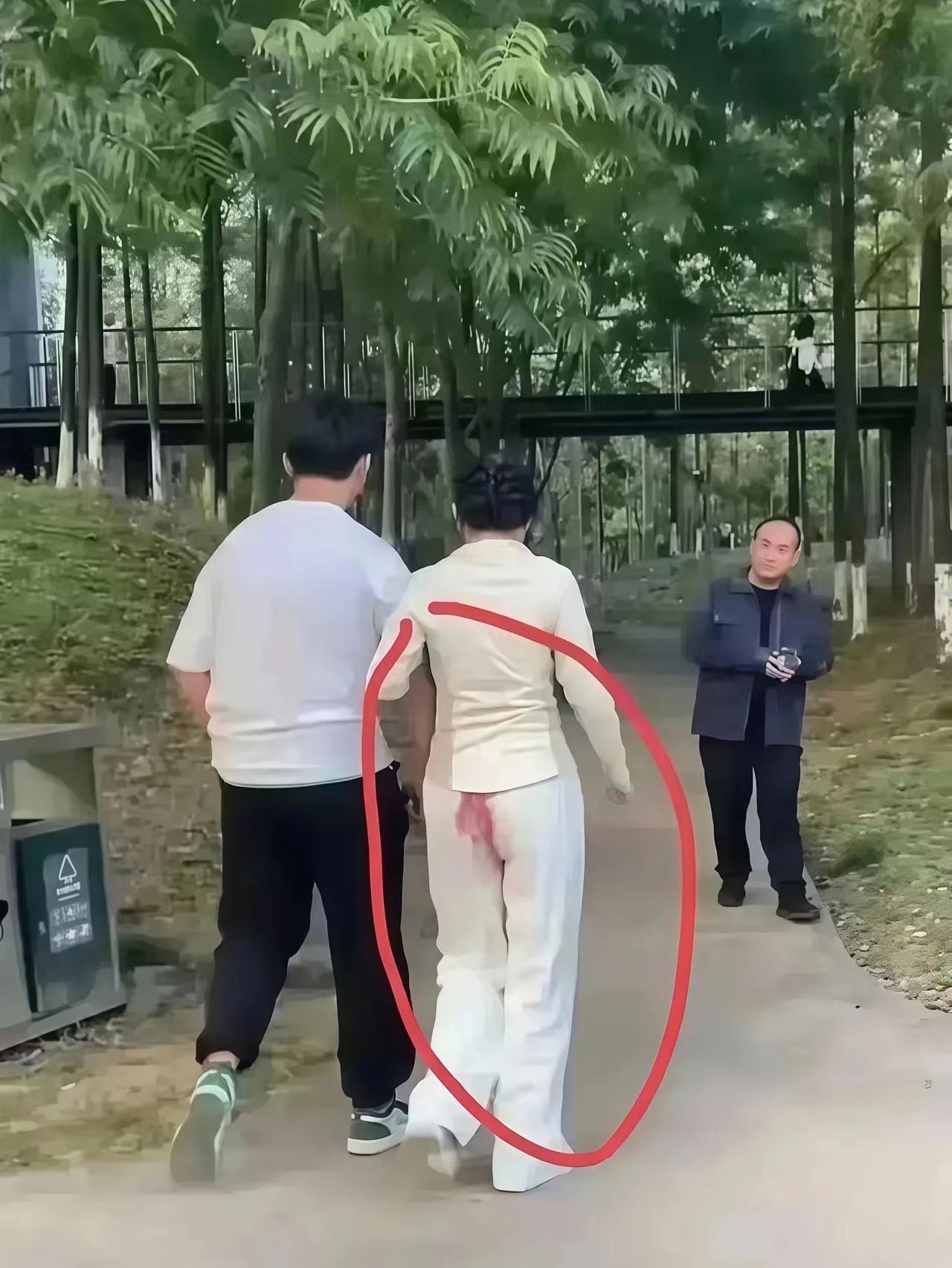 这种情况到底是该提醒，还是不提醒呢？
不提醒我看着尴尬，提醒了她更尴尬[捂脸哭]