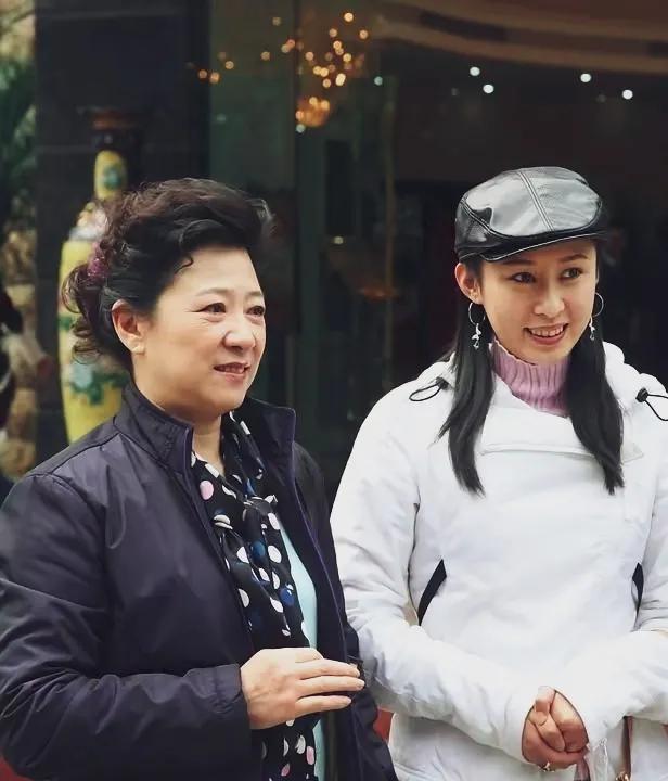 75岁王馥荔身材微微发福，举止优雅，一直都很低调，面相和善又年轻！看着至少年轻十